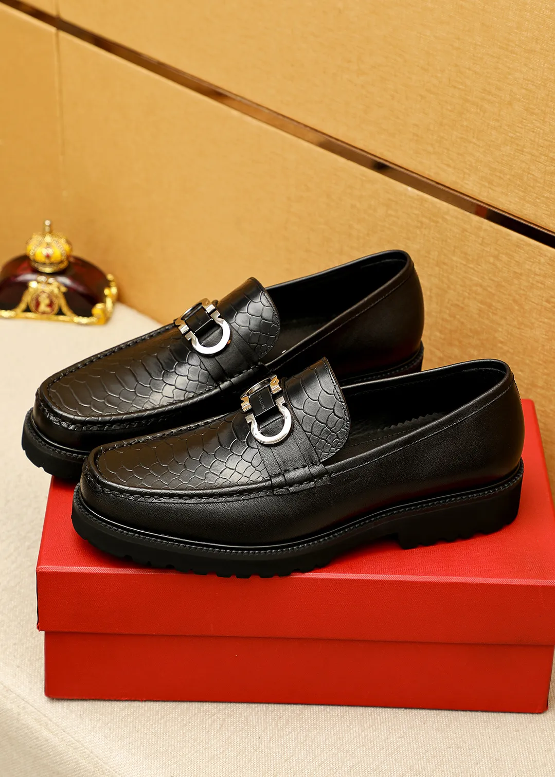 Men's shoes 💰560 💐 Product trademark: Ferragamo "Ferragamo" casual leather shoes Regular size: 38-44 (45.46🉑️customized) Product materials: Selected imported first-layer calfskin upper + original hardware buckle, imported water-dyed cowhide leather lining. Strong three-dimensional visual effect, original outsole color: 2 colors available